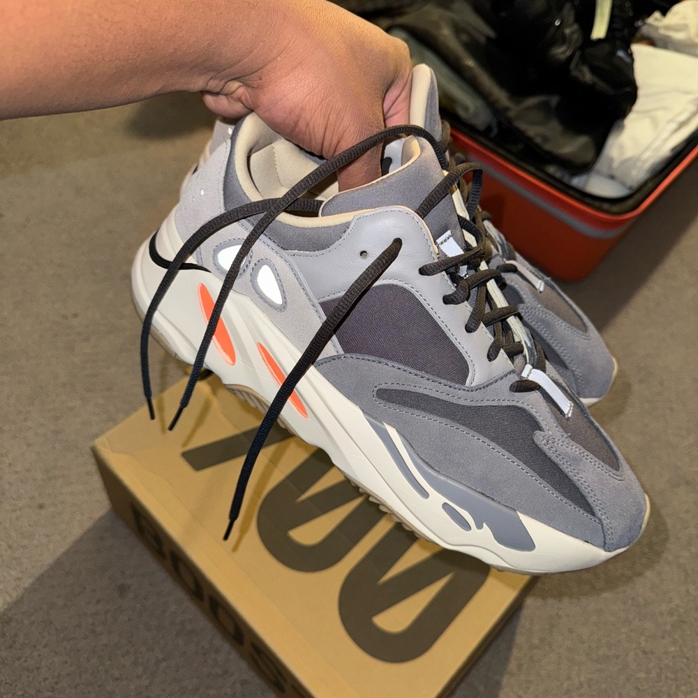 Yezzy 700 - Picture 2 of 12
